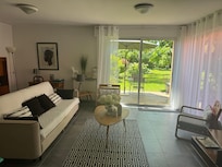 Wohnzimmer mit offener Küche