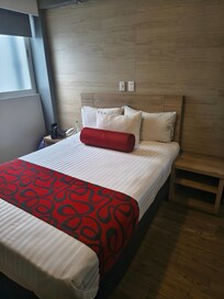 La cama cómoda ,y la habitación tiene todo para tu estancia