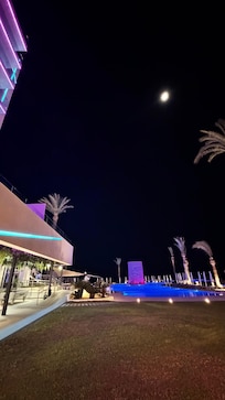 Alberca en la noche