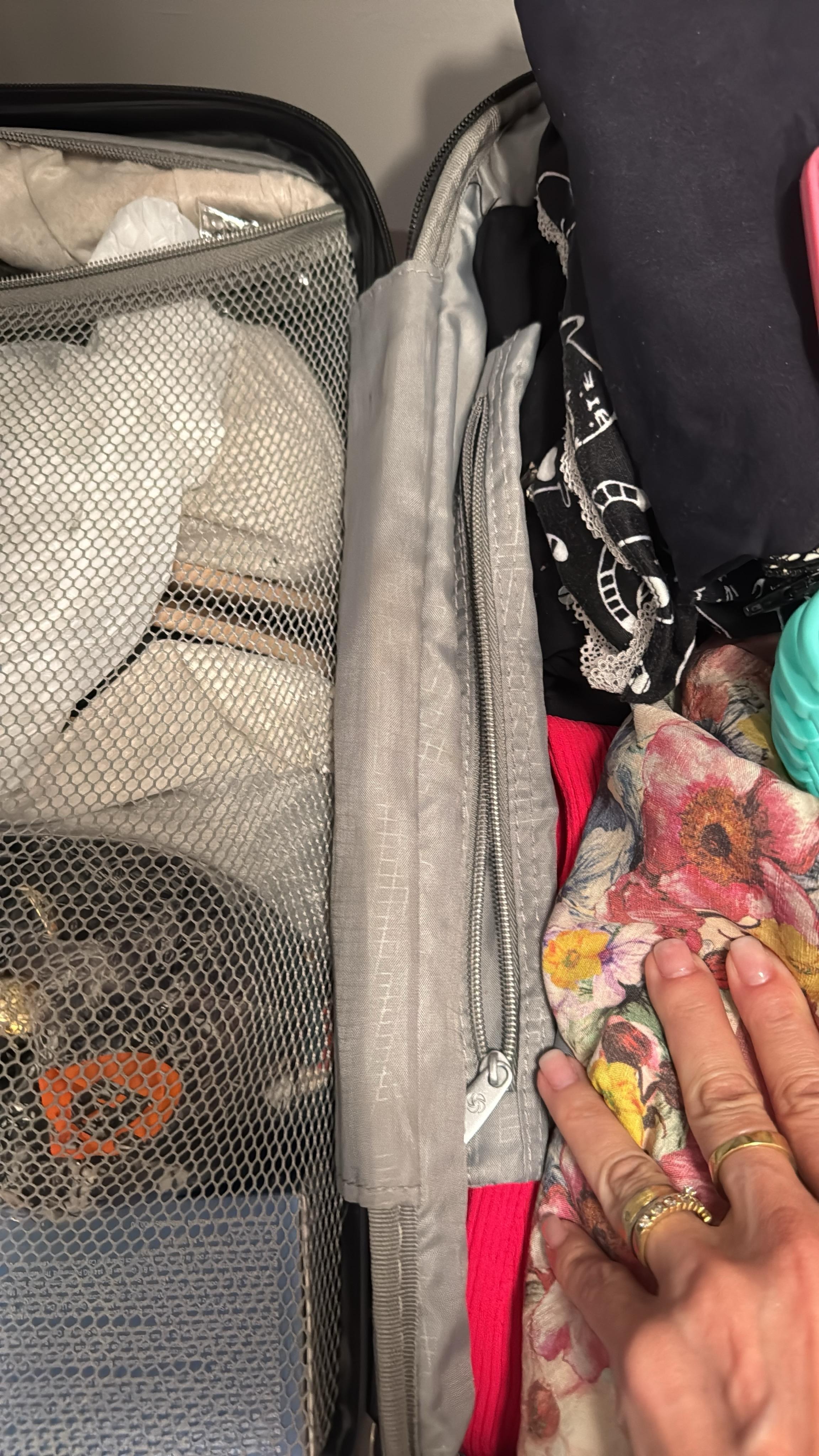 O bolso interno aonde estava o porta cartão com os dólares.