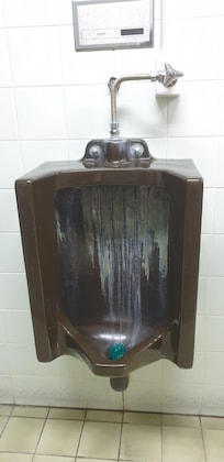 Heavily stained and stinkingp urinal