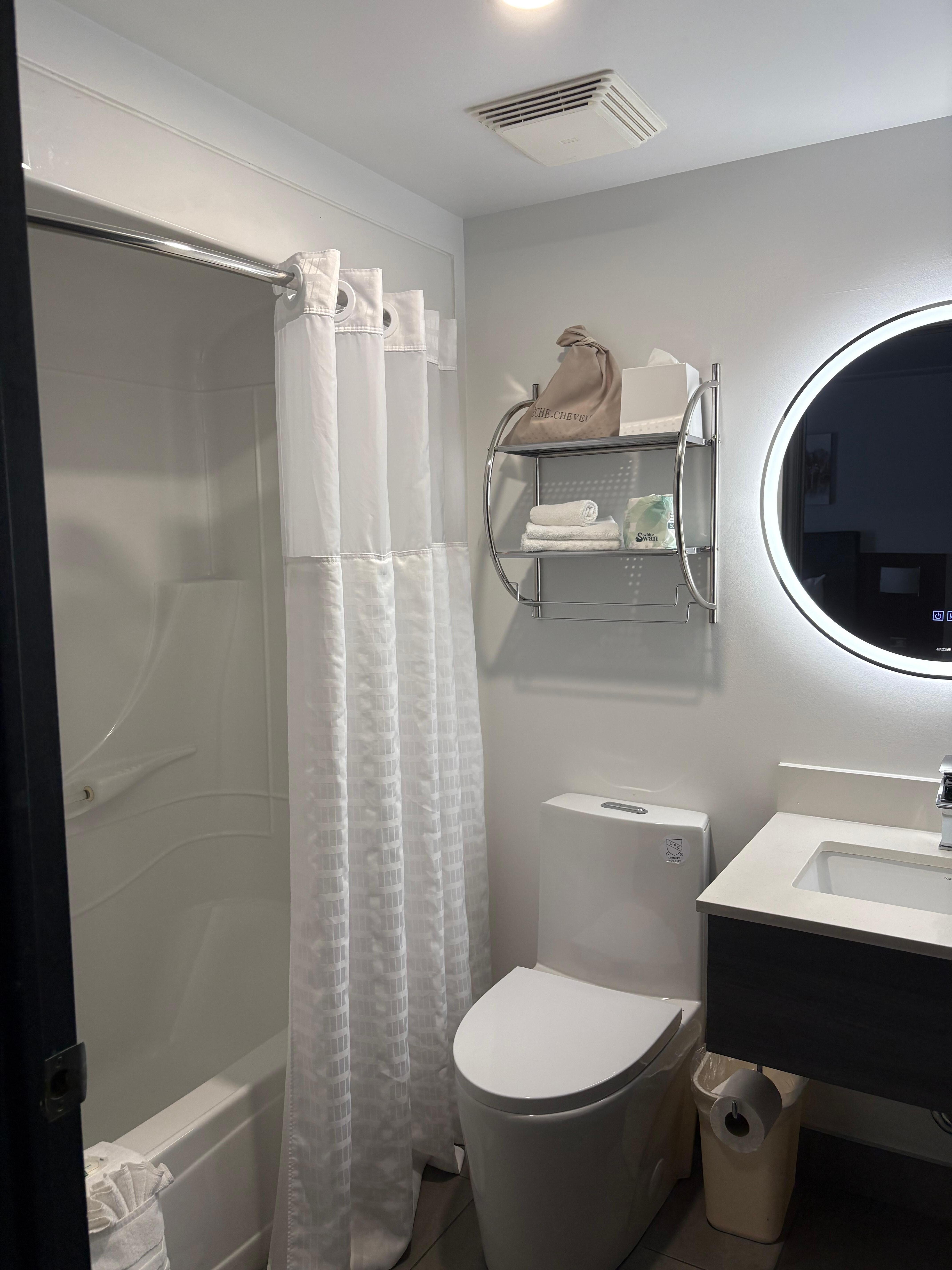 Salle de bain petite mais bien correcte quand même