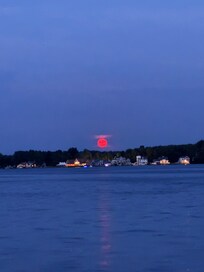 A late night photo of the moon on the lake! 🌕