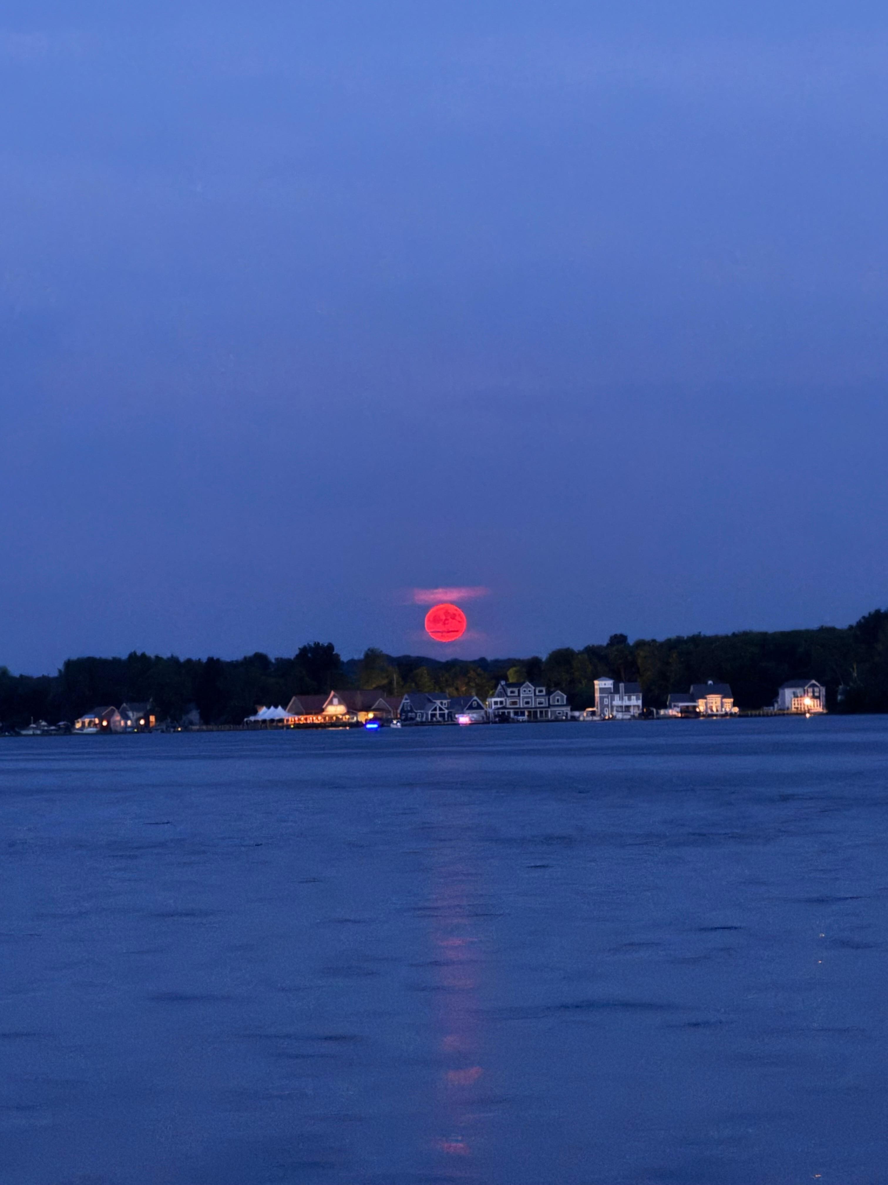 A late night photo of the moon on the lake! 🌕