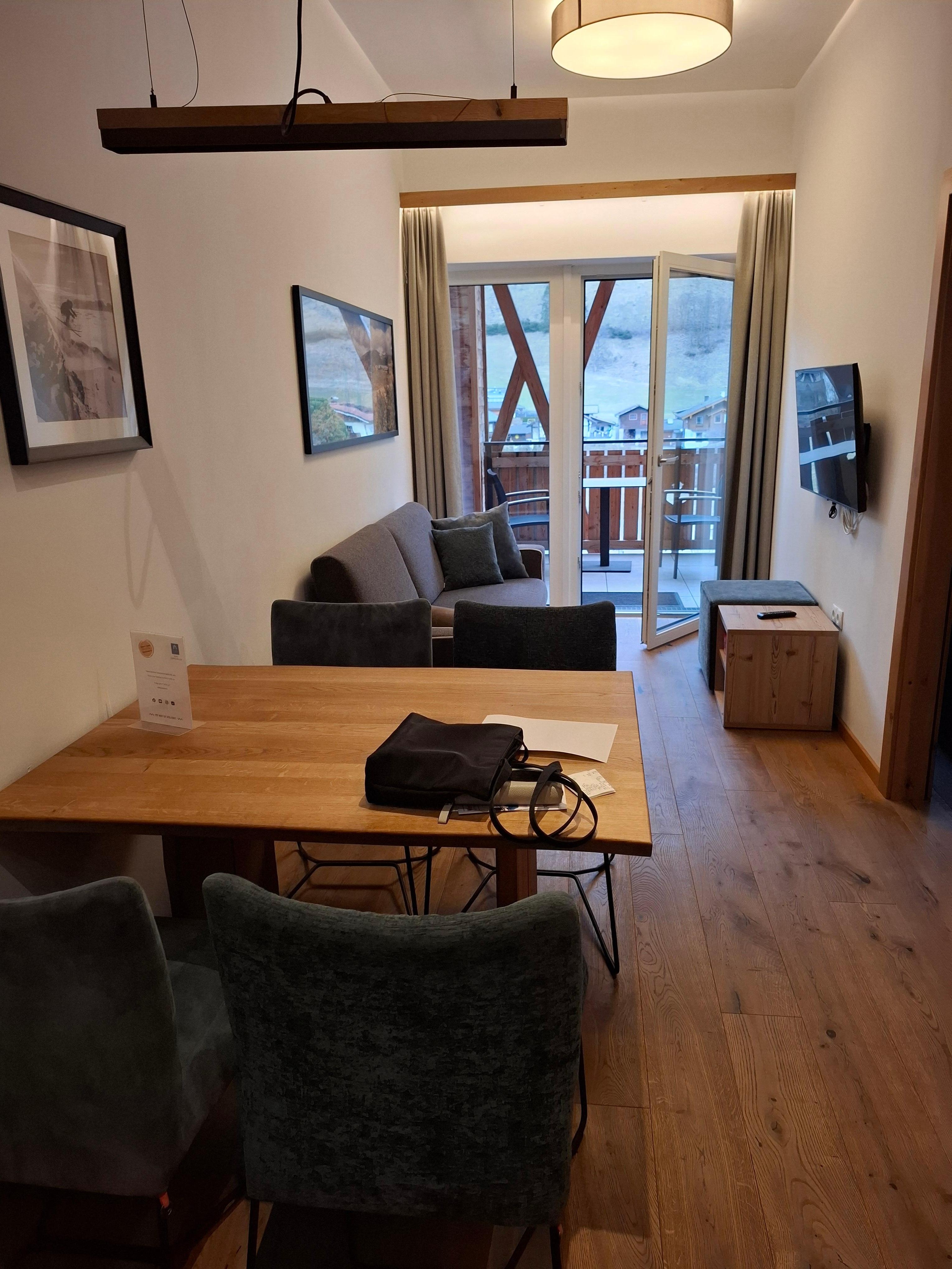 Wohnzimmer mit Ausziehcouch und Essbereich