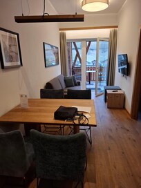 Wohnzimmer mit Ausziehcouch und Essbereich