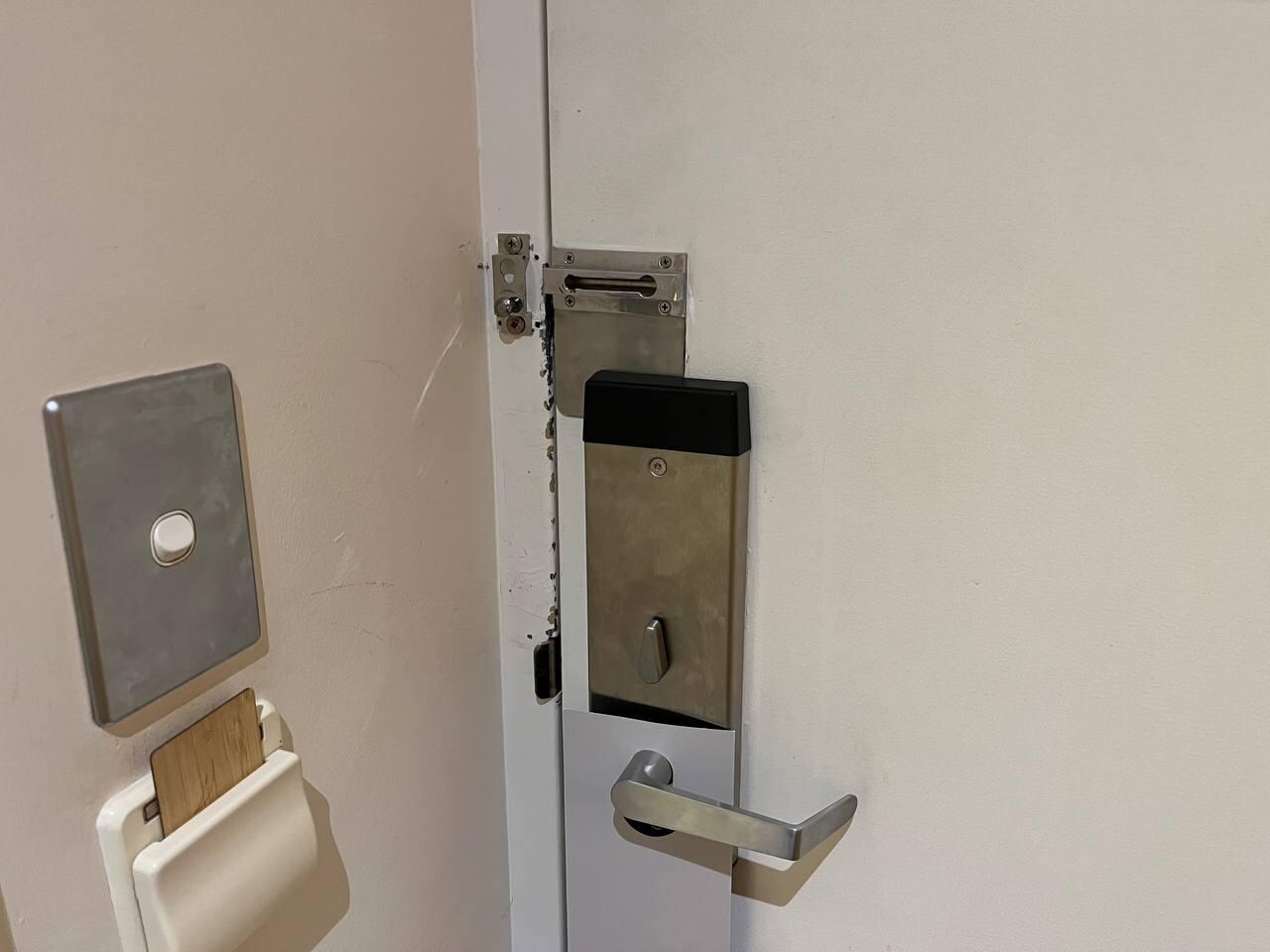 Missing door lock chain, no extra layer of security