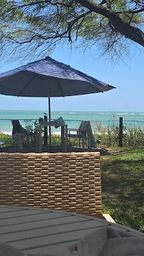 Jardim do Hotel, pe na areia reaente e o pessoal do restaurante te atende nas mesas, vc pode tomar um banho.dear e voltar para mesas beliscar um tira-gosto ou ate mesmo fazer uma refeição completa, sem sair do hotel.