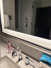 Defrosting mirror speaks French. It’s creepy when unexpected at 2AM but cool amenity