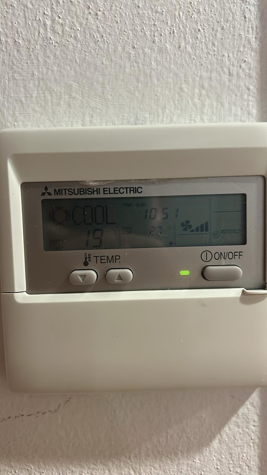 The thermostat allows to set the temperature at 19 but the temperature stayed at 27, and did not go down. 