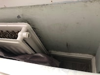 radiateur rouille, saleté et vétusté des murs...