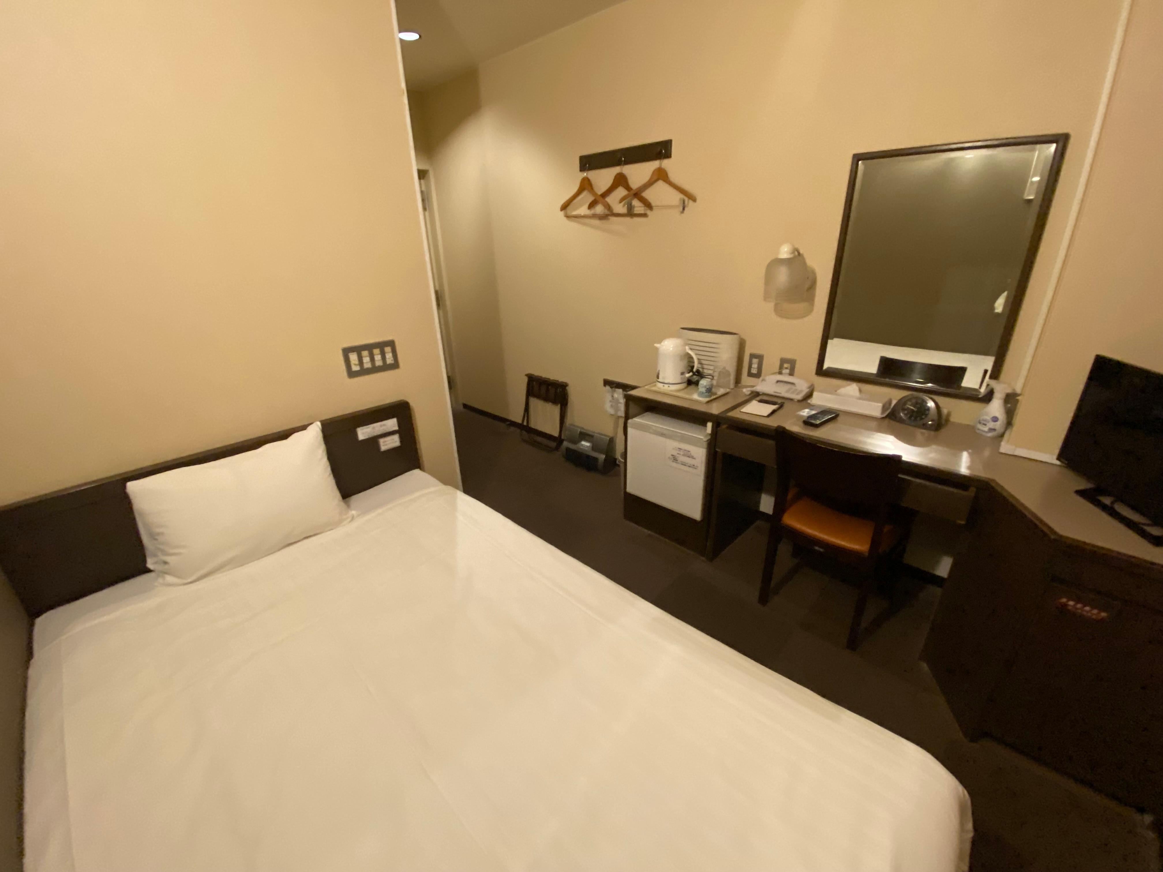 ベットも硬いとても硬い、公園のベンチで寝た方がマシなほど硬い臭い