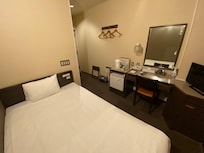 ベットも硬いとても硬い、公園のベンチで寝た方がマシなほど硬い臭い