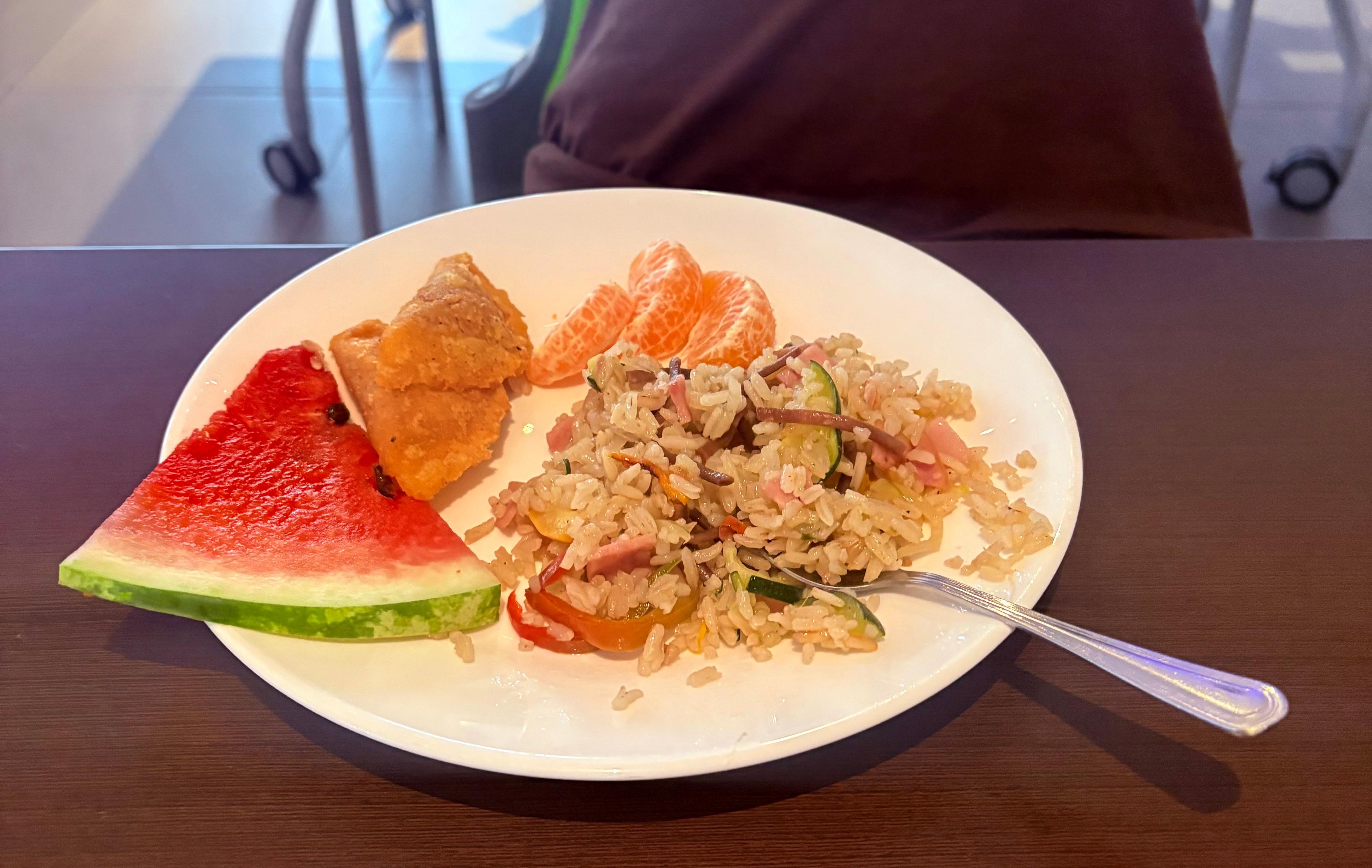 A mi hijo le sorprendió que dieran arroz (Calentado) en el Desayuno, lo probó y le gustó.