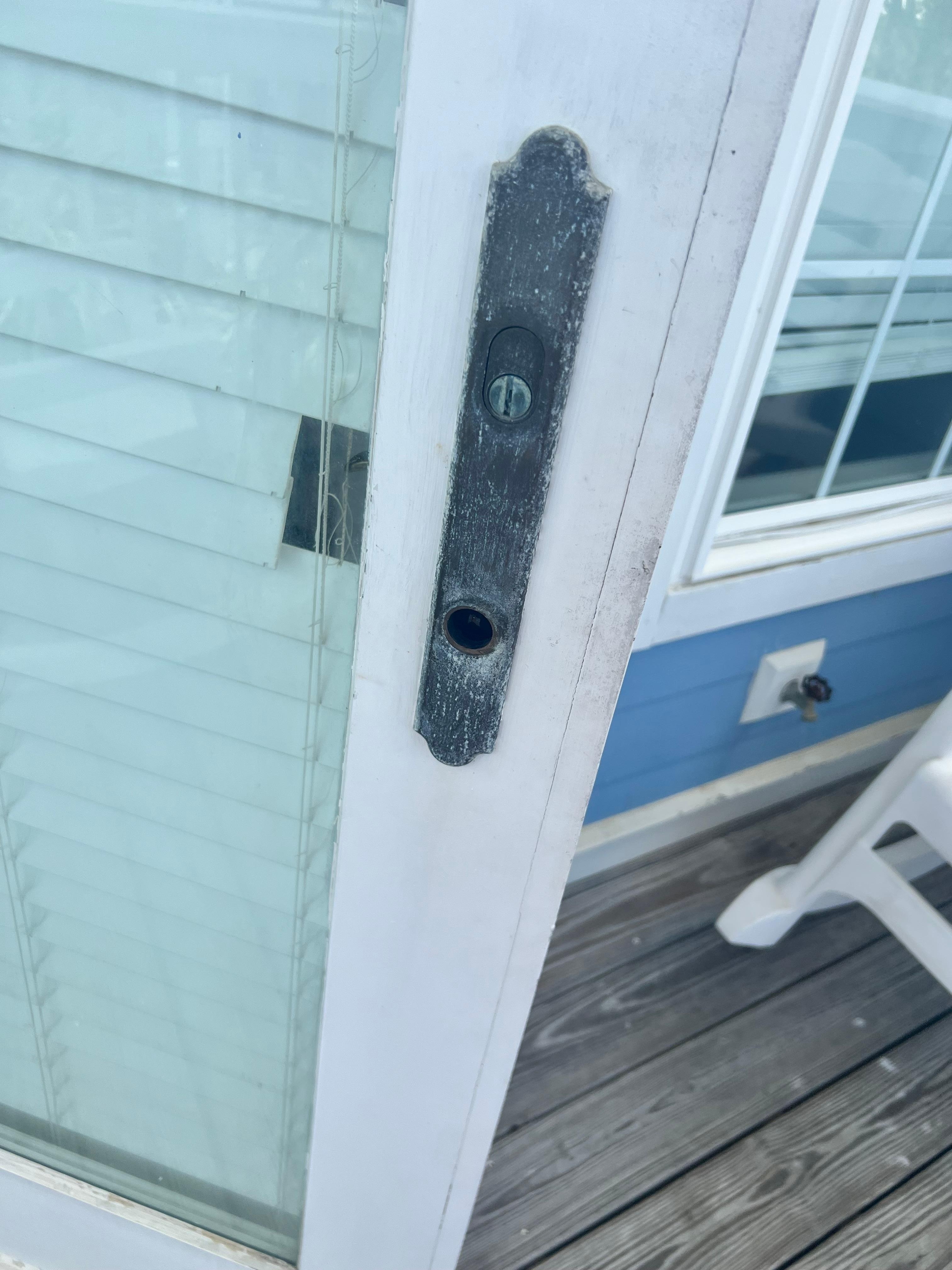 Missing handle to outside deck