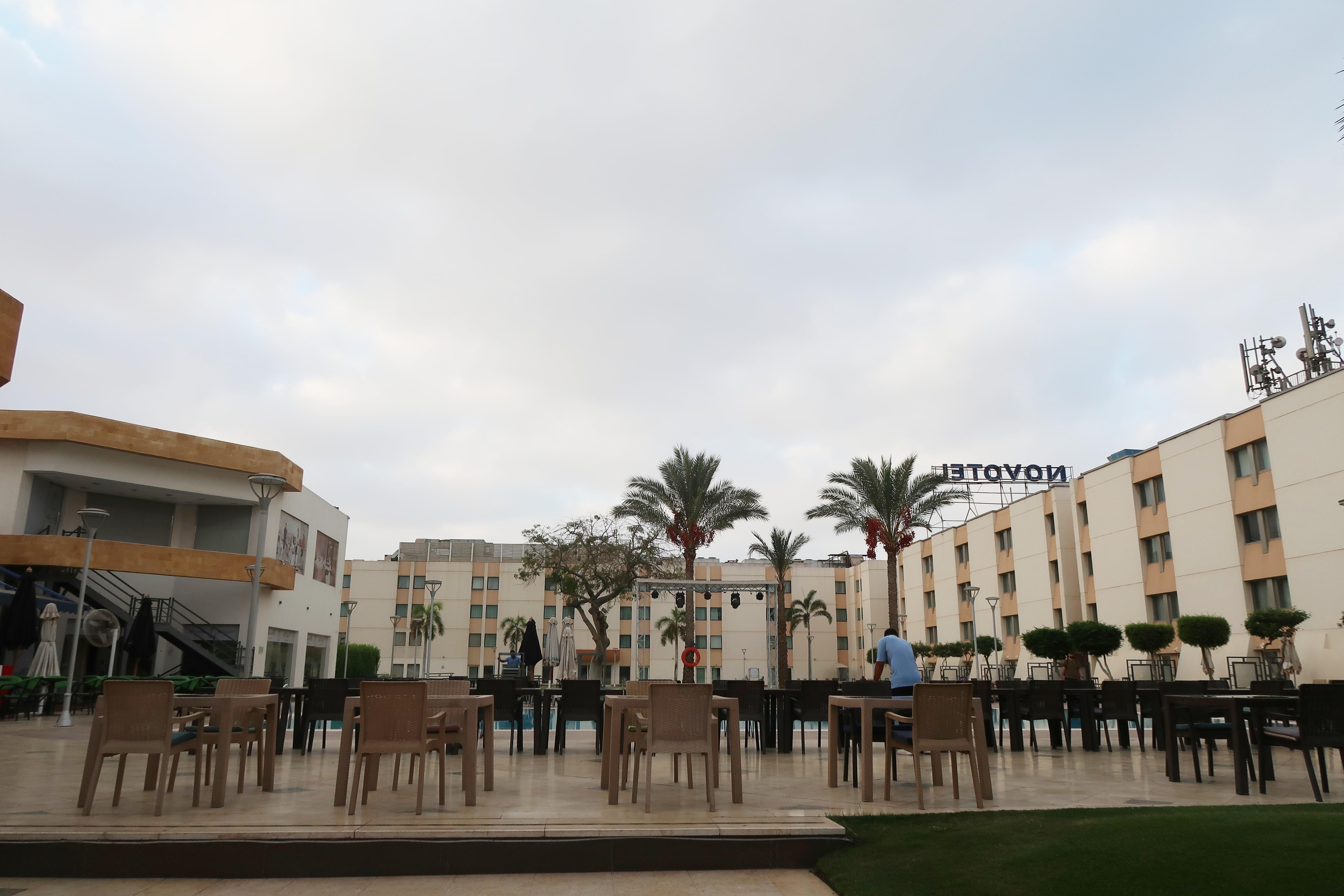 プールサイド側から　ホテルを見る。見えている椅子はイタリアンレストラン（写真の左手側）のもの。プール利用の間にも、飲み物や軽食を注文できるようだった（他のお客さまのそういう姿を見た）