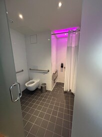 Large bathroom but the door didn’t close