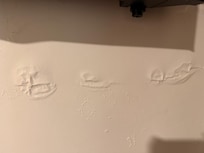 Peinture qui se décolle sur un mur humide