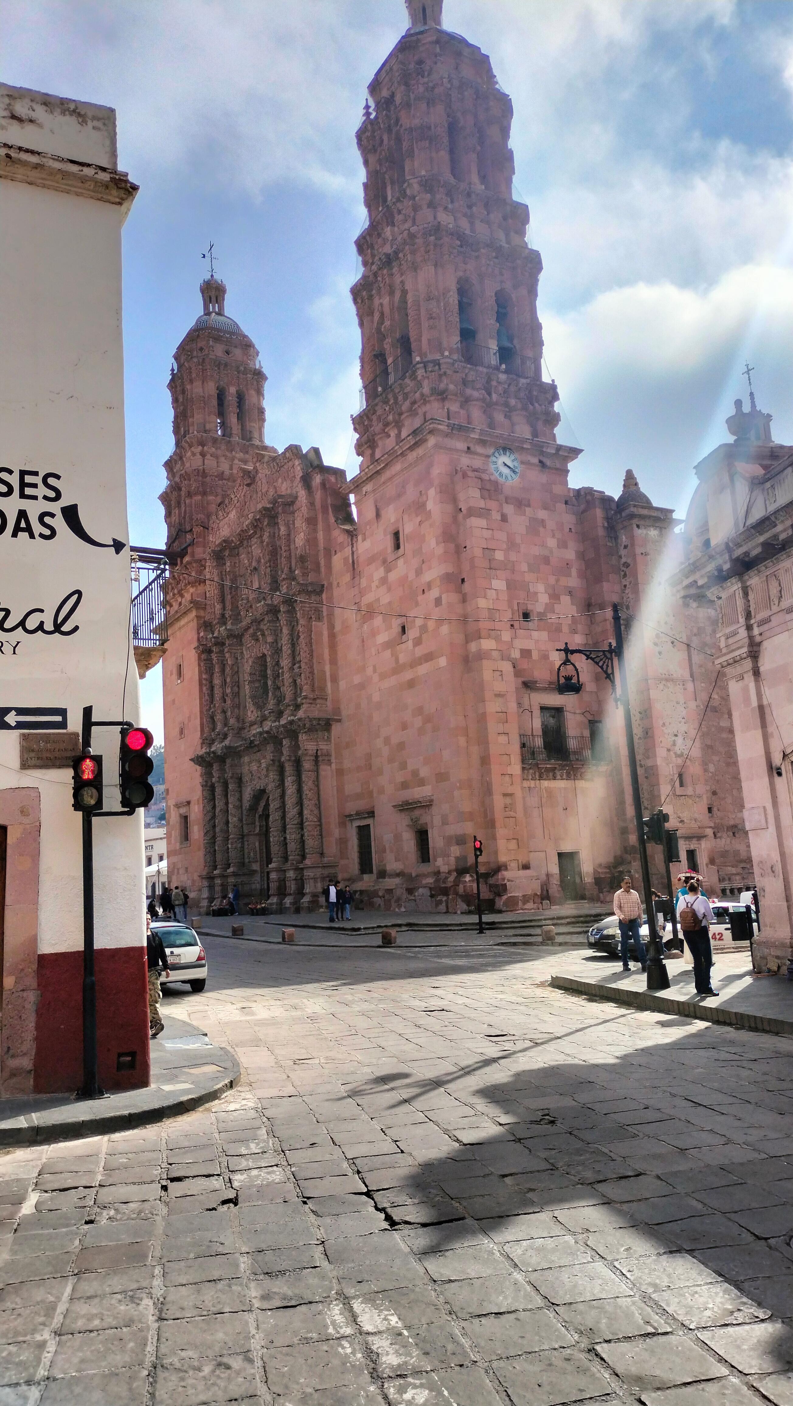 En la esquina del hotel 