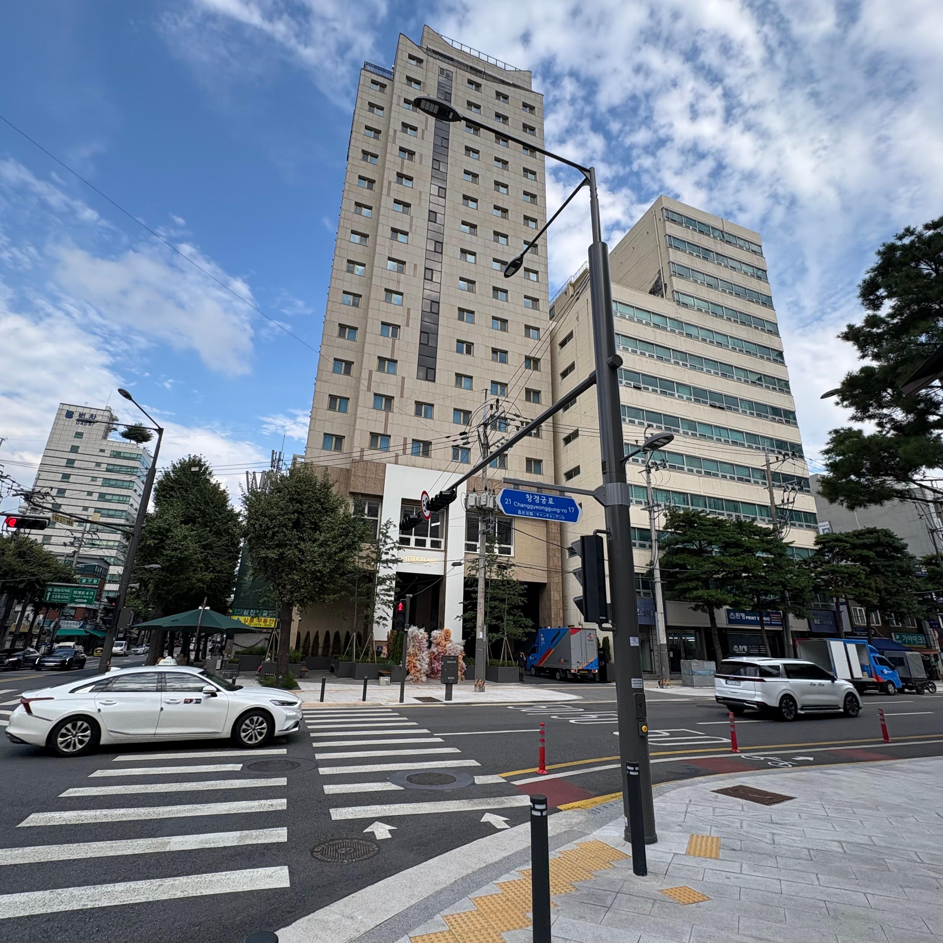 ホテル周辺は家具屋さん、内装クロス屋さん街になっていて面白い。