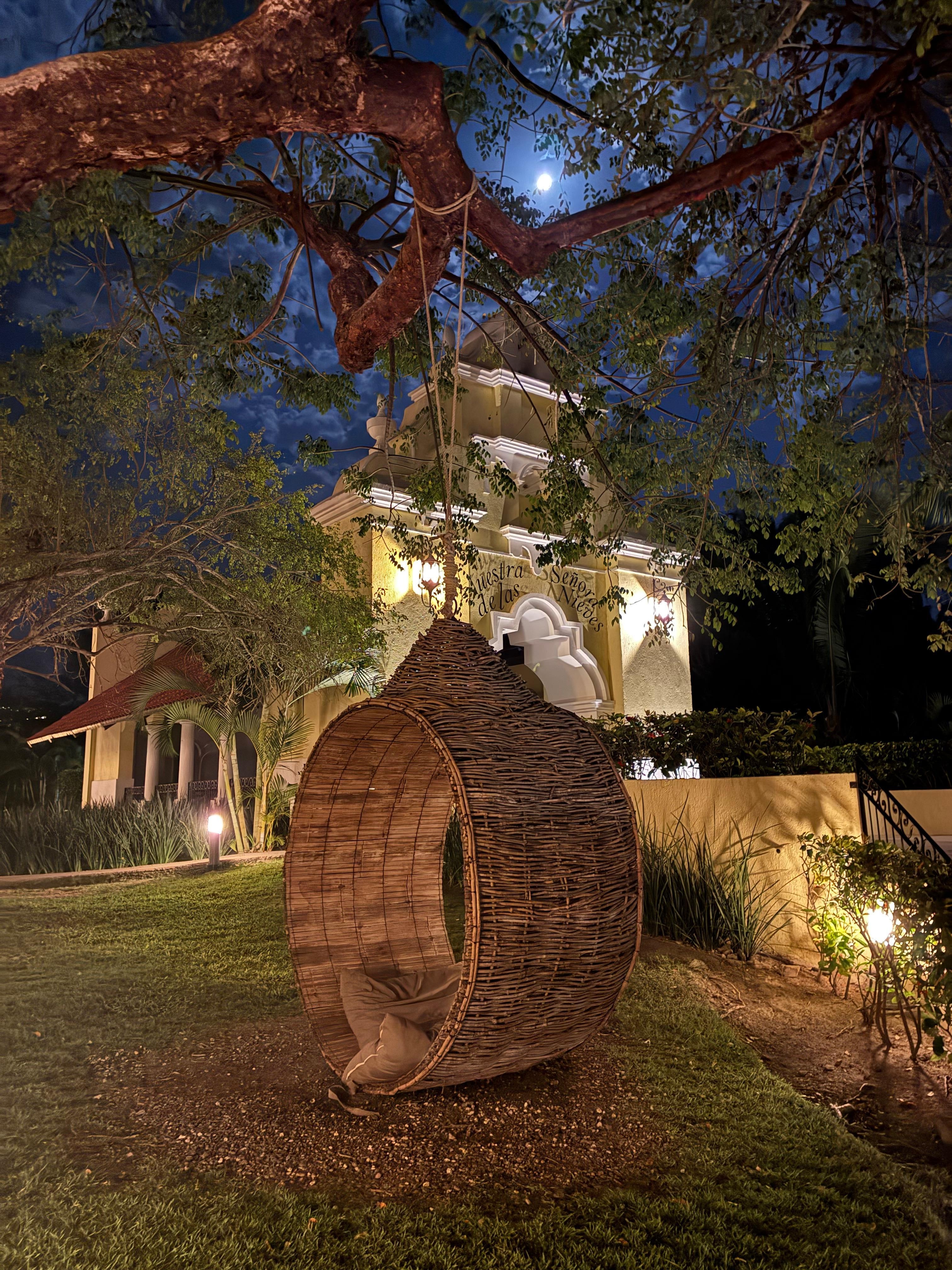 La petite église sur le site pour les mariages… et il y en a plusieurs ! 