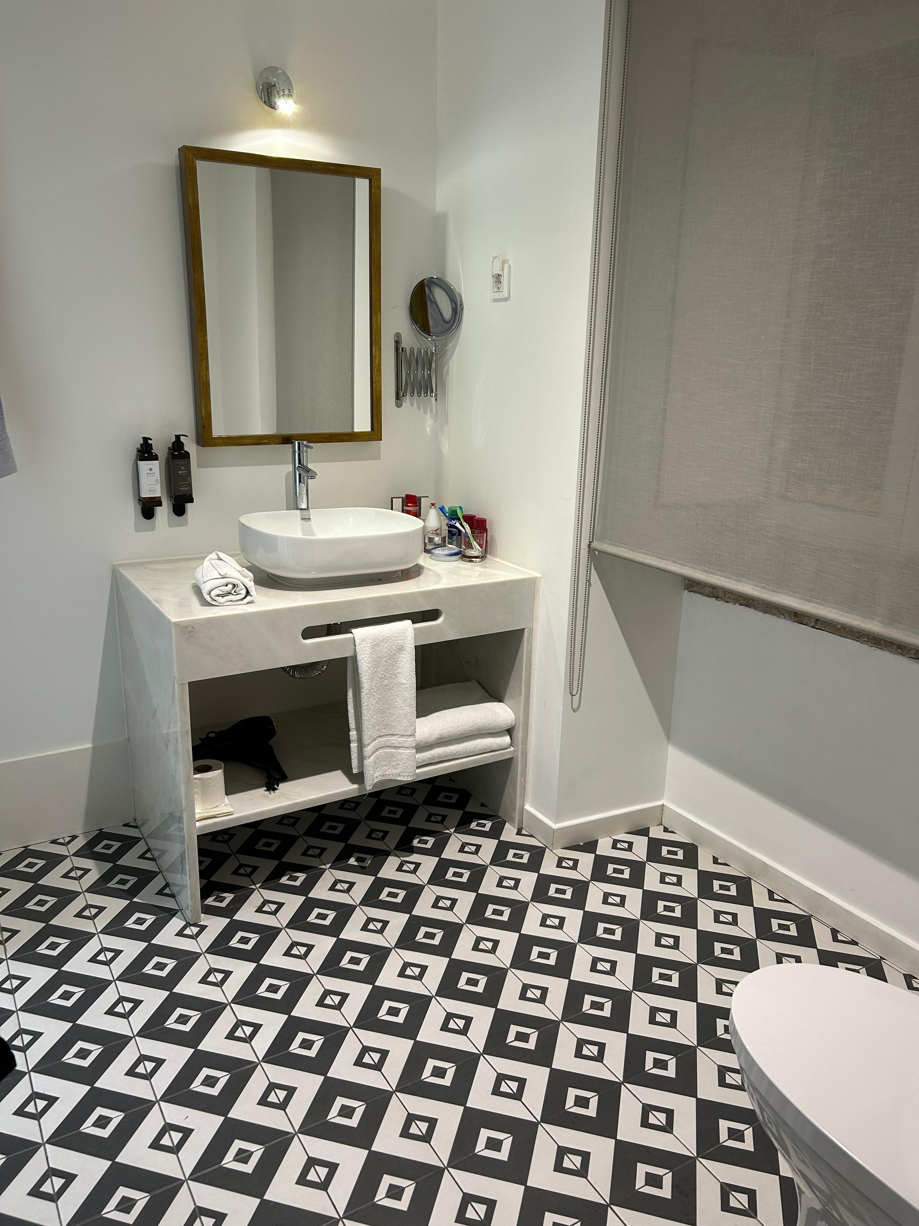 Bad, links befindet sich die separate Dusche, beleuchtet und Schiebetür. Passen locker zwei Personen rein