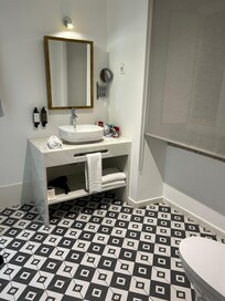 Bad, links befindet sich die separate Dusche, beleuchtet und Schiebetür. Passen locker zwei Personen rein