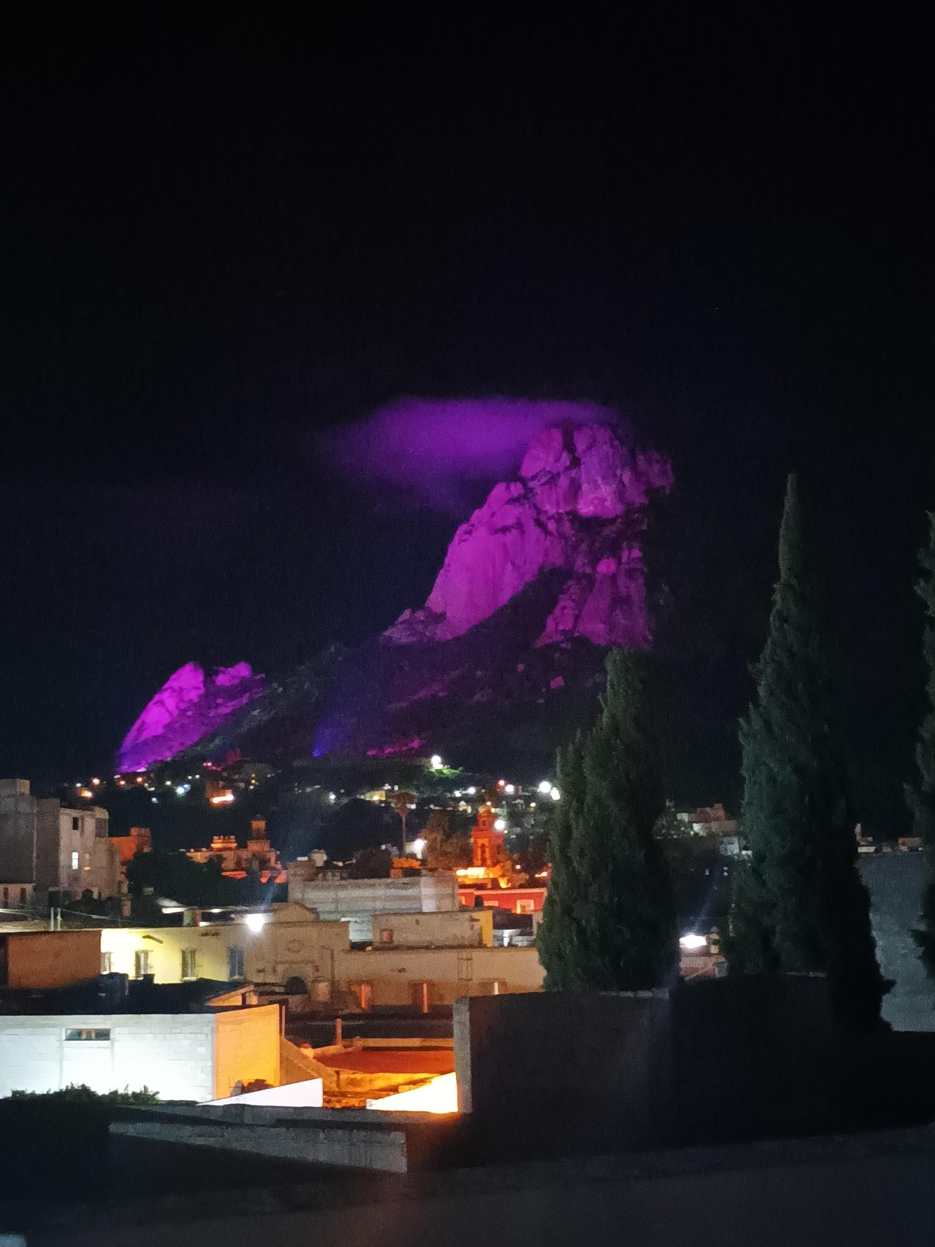 La peña iluminada por la noche