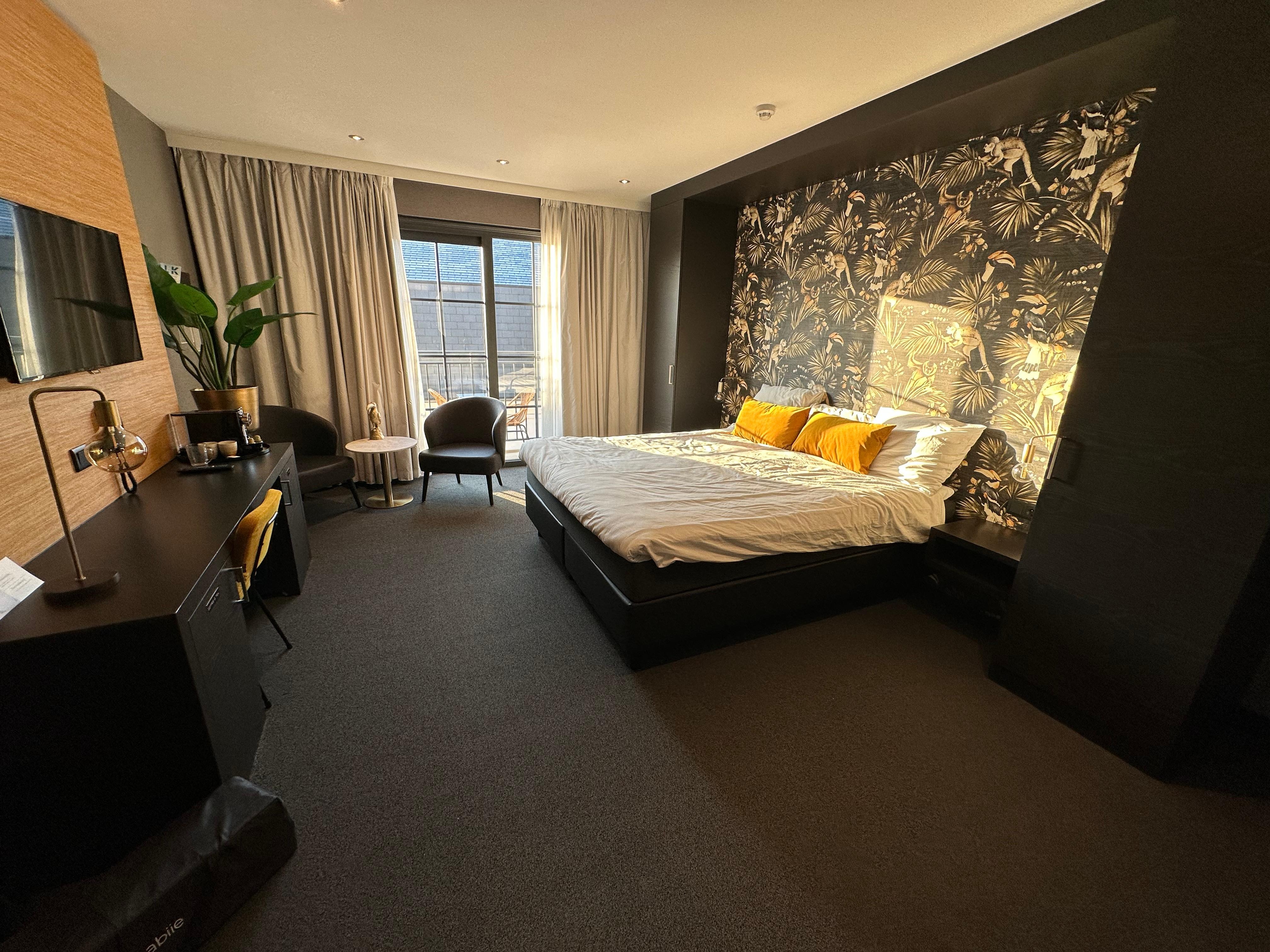 Bedroom after being used, it was tidier on arrival. 