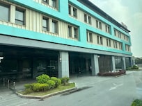 Front entrance, covered area for didi pickups/dropoffs