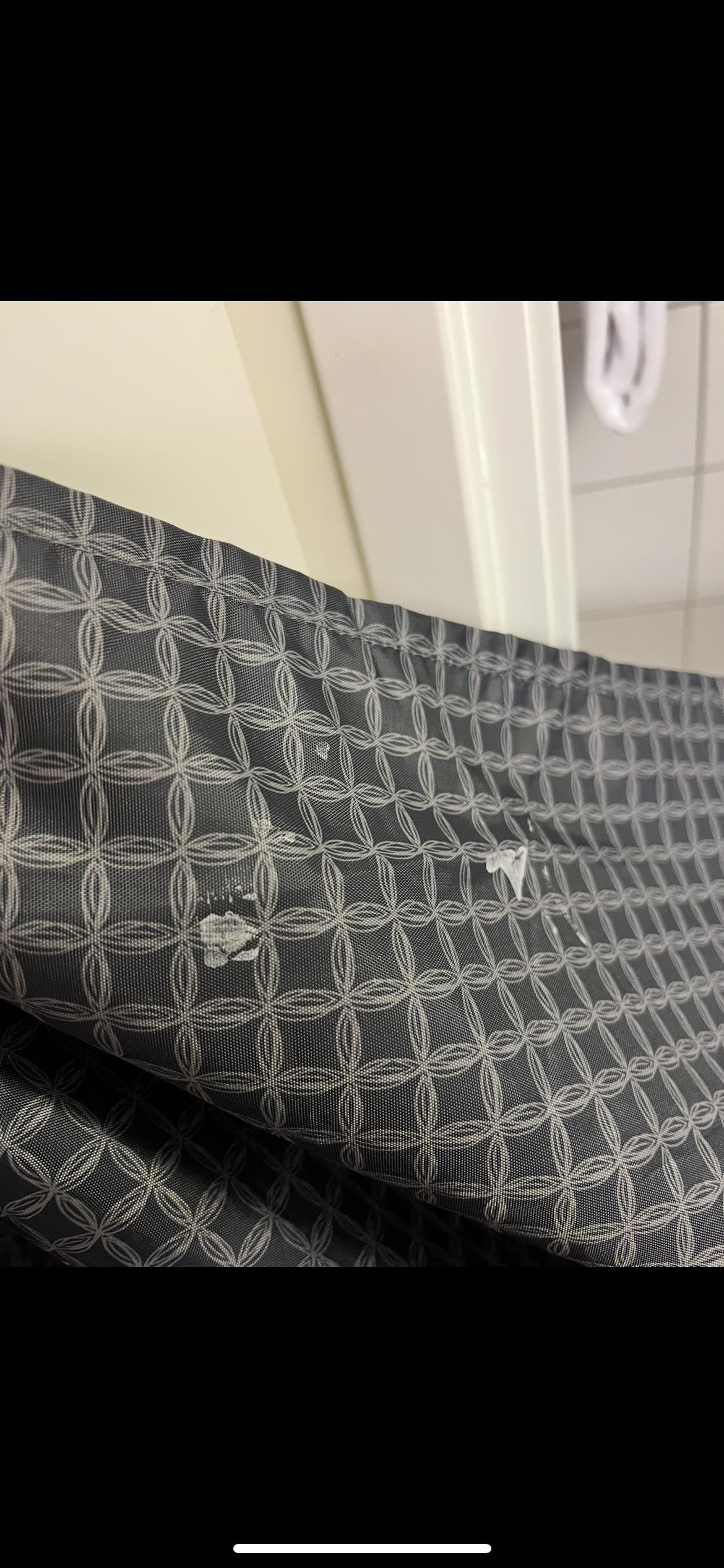 Fläckar på duschdraperi.