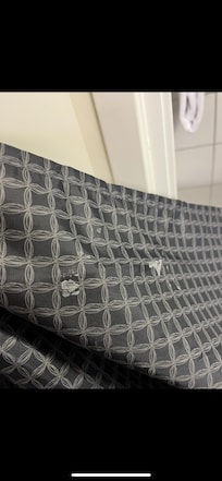 Fläckar på duschdraperi.