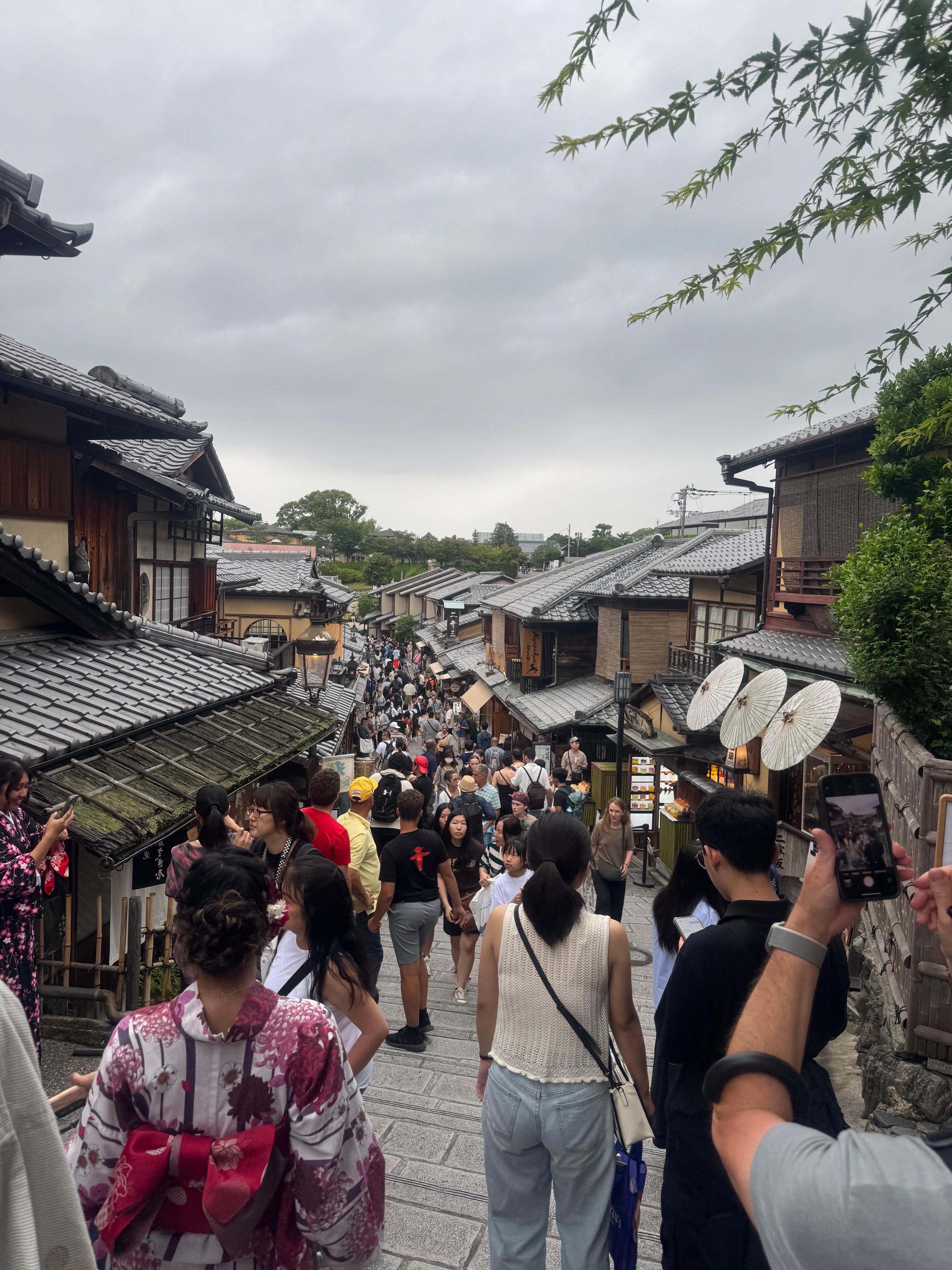The Ninenzaka pedestrian path, Kyoto’s historic charm.