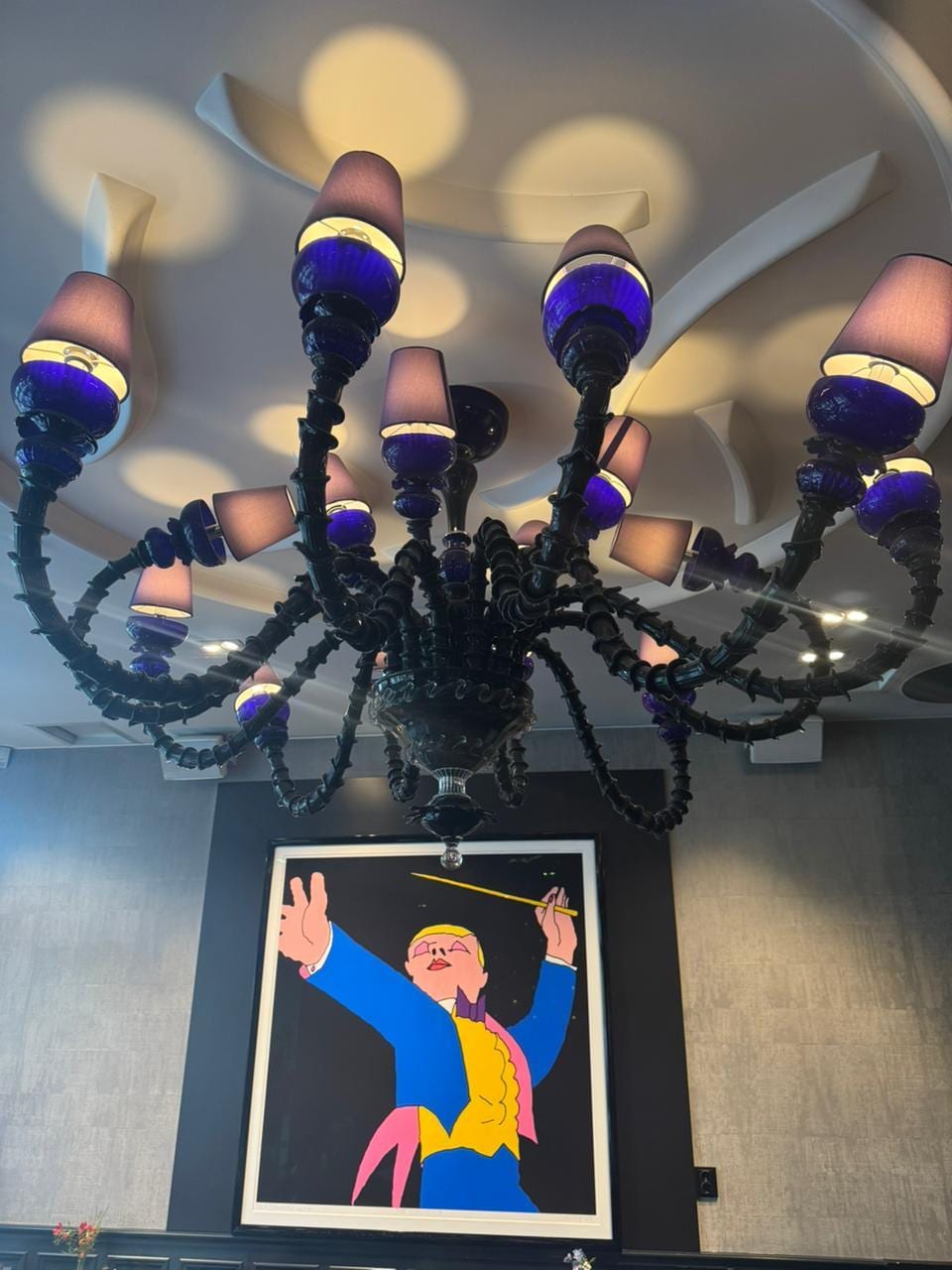 Quadro no salão do café perto da recepção 