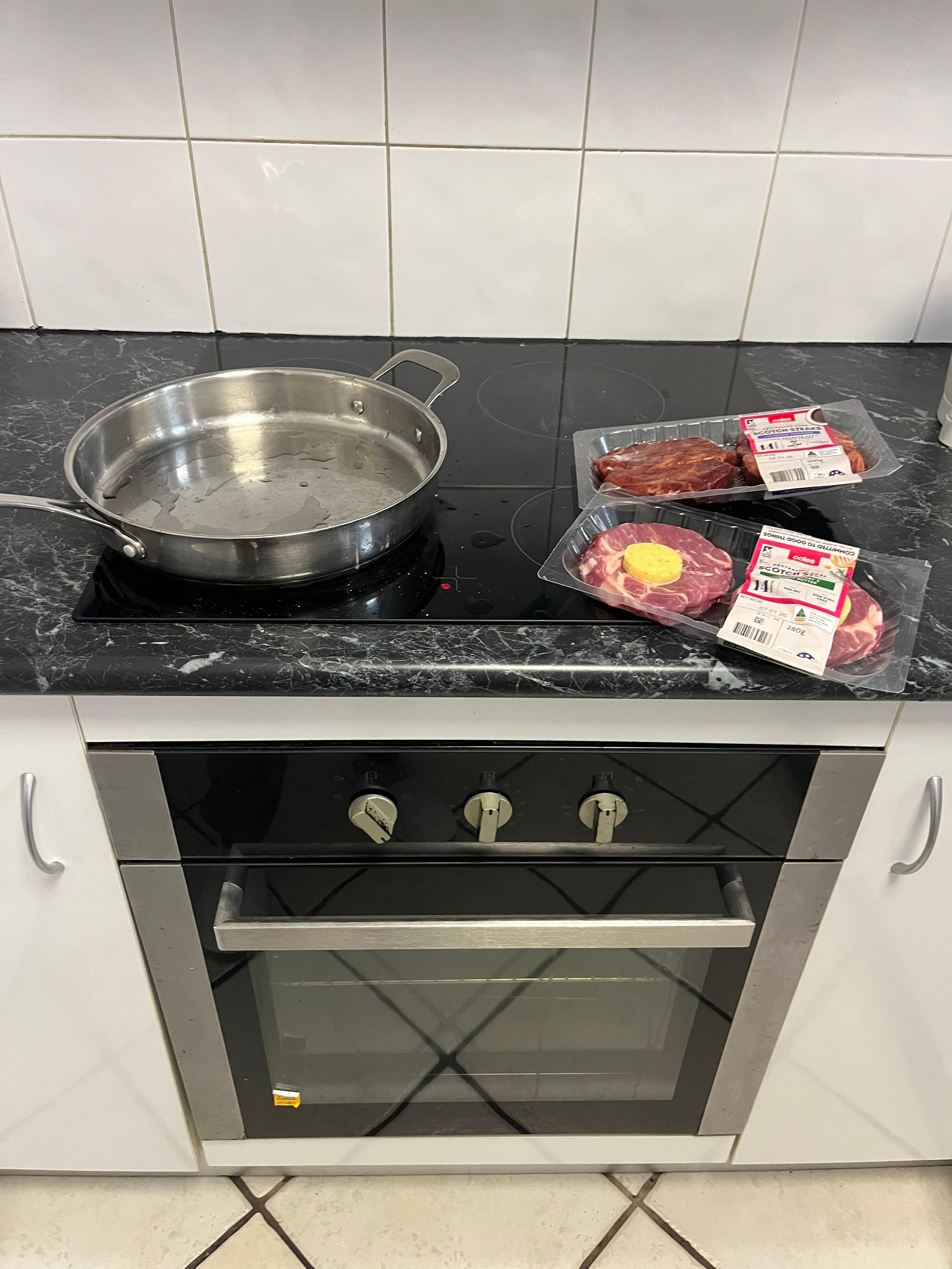 コンロは4口あり、とても調理しやすいです。