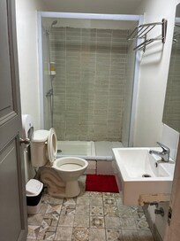 Salle de bain avec surcout une devant le fait accompli.