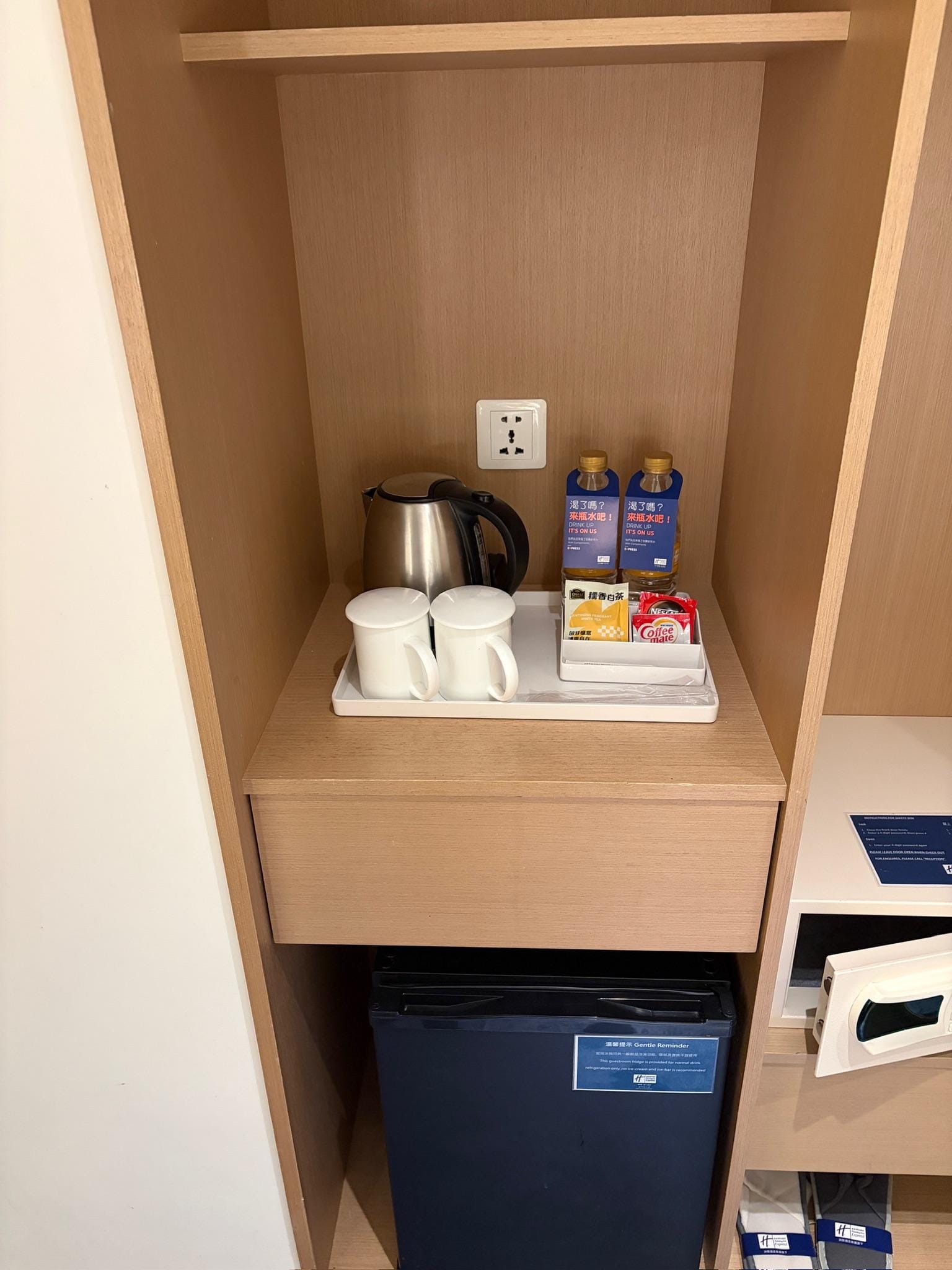 湯沸かし、カップ、冷蔵庫あり