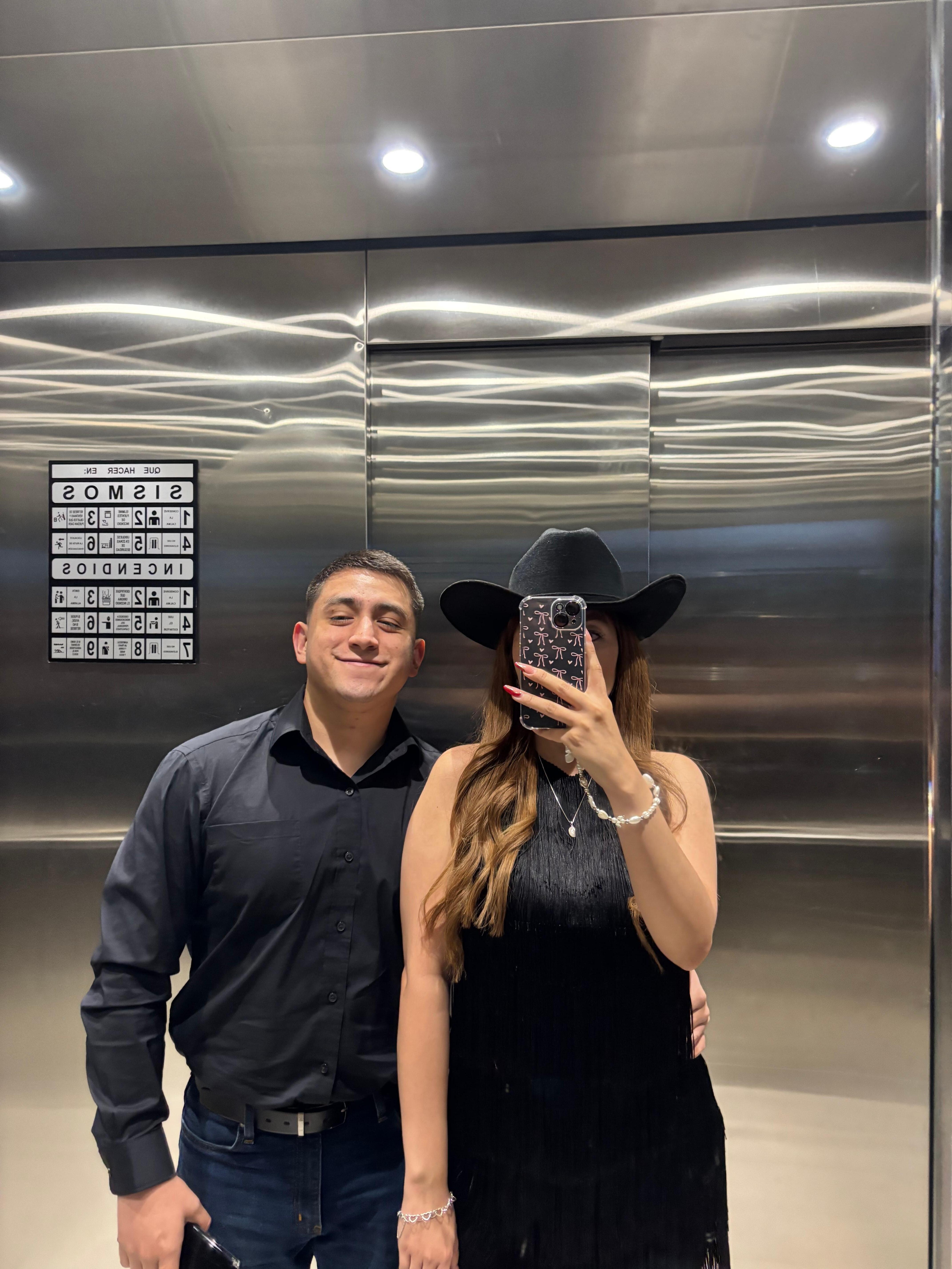 Nos encanta tomarnos fotos !! Y había muy buenos espejos jiji 
