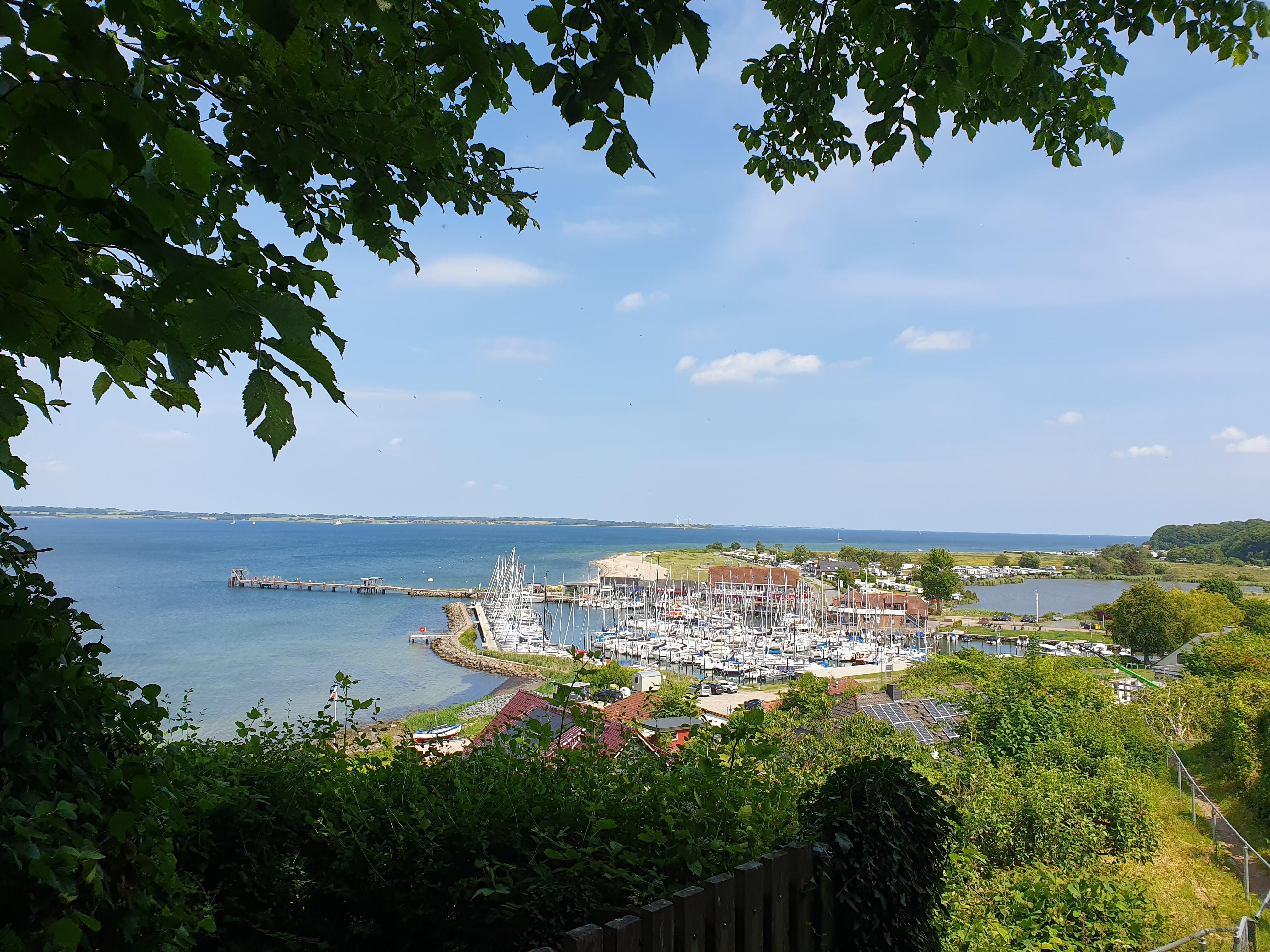 Fußweg zum Hafen. 