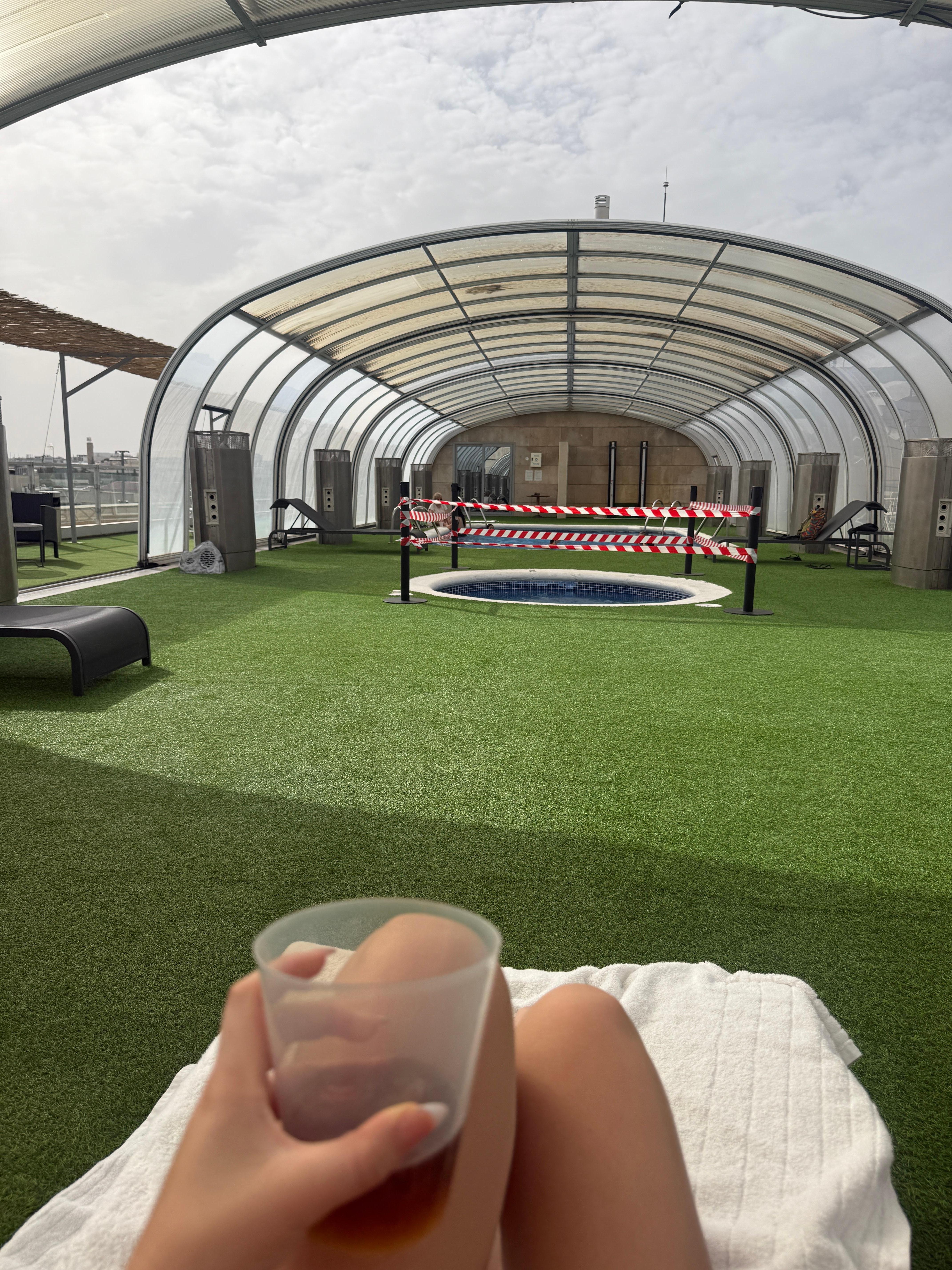 Esta es la foto en la piscina que aunque el jacuzzi estaba cerrado, disfrutamos la piscina ya que es caliente. Súper chévere 