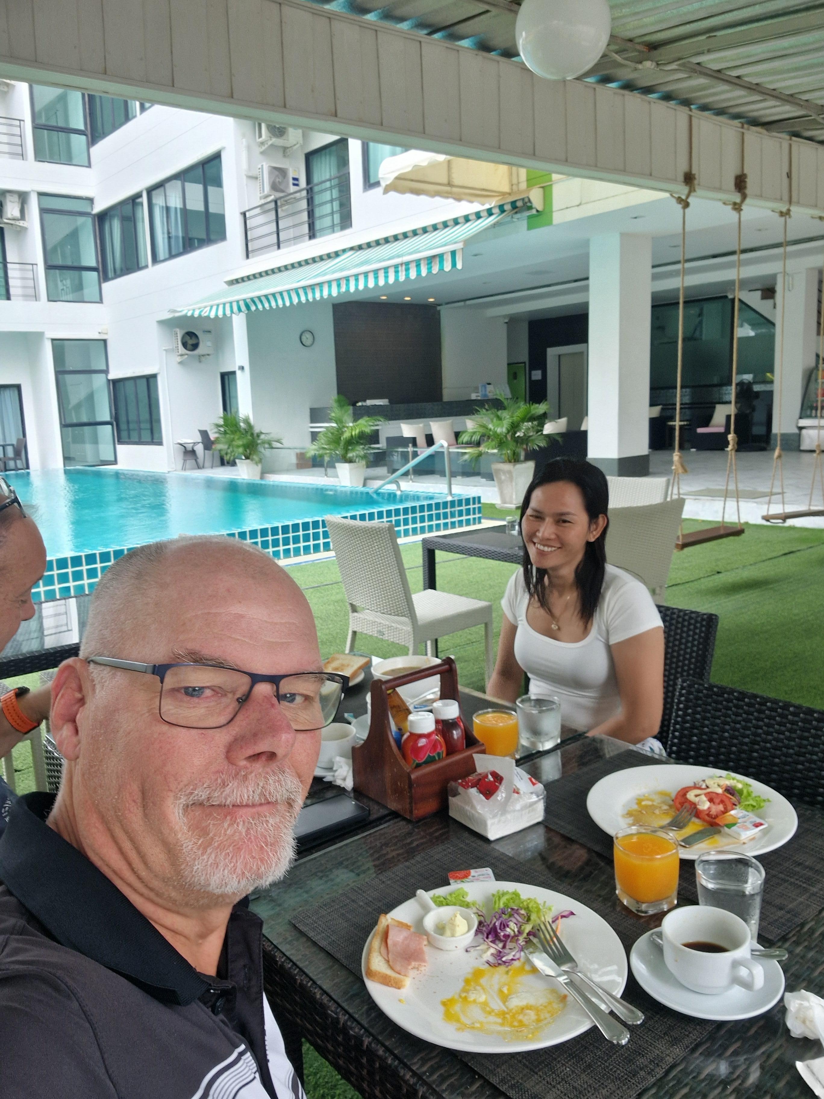 Okej frukost vid poolen.