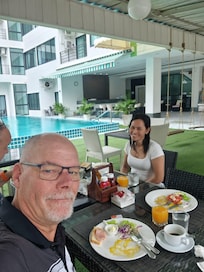 Okej frukost vid poolen.