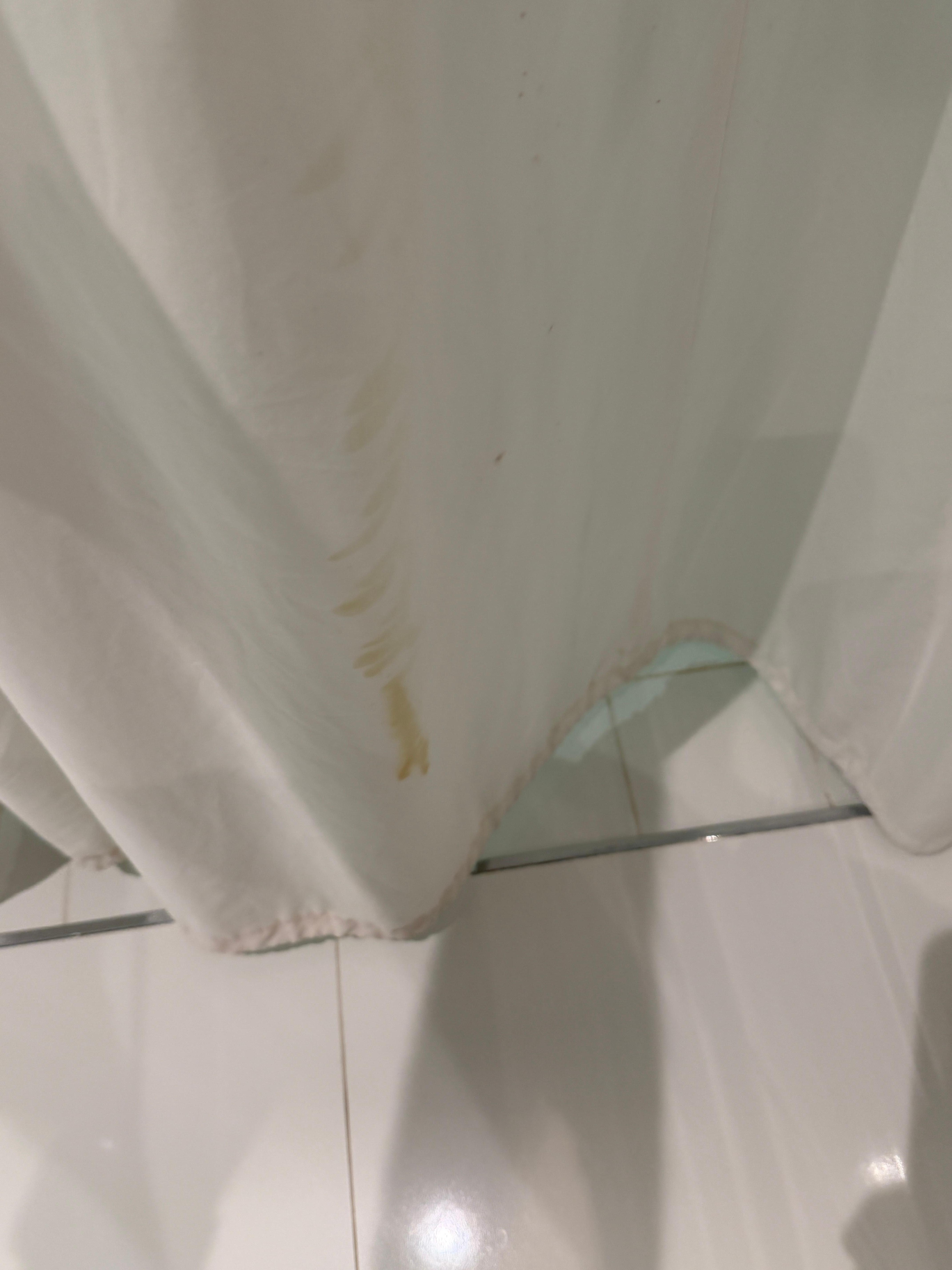 Smutsigt duschdraperi