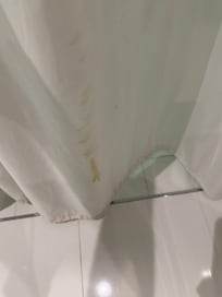 Smutsigt duschdraperi