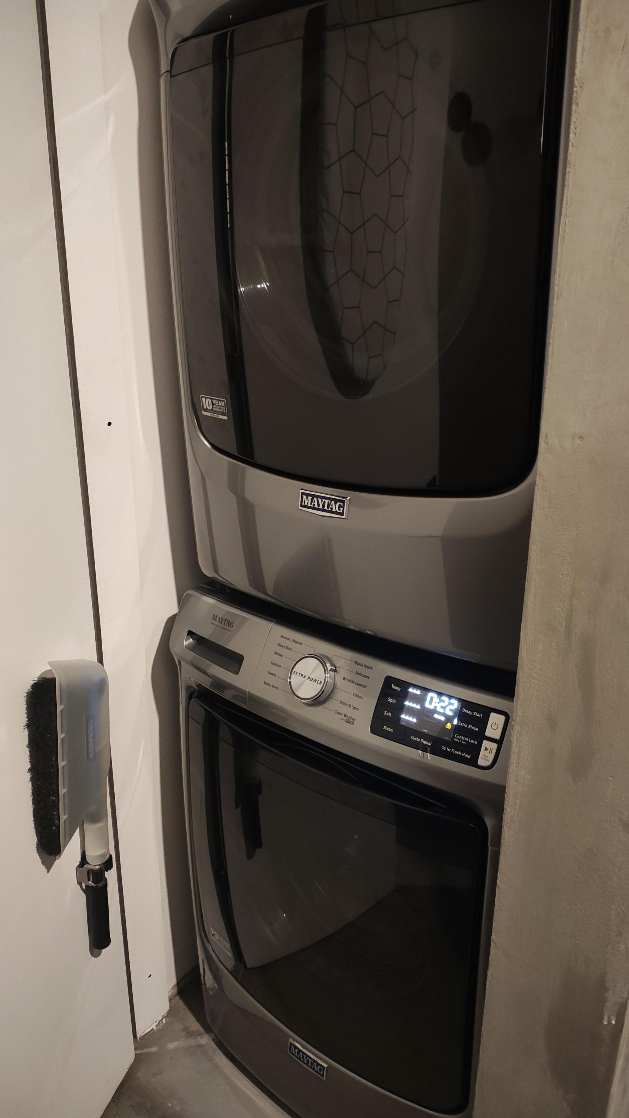 Lavadora y secadora dentro de la habitación 