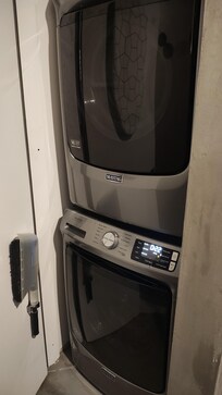 Lavadora y secadora dentro de la habitación