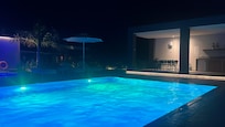 Pool in der Nacht