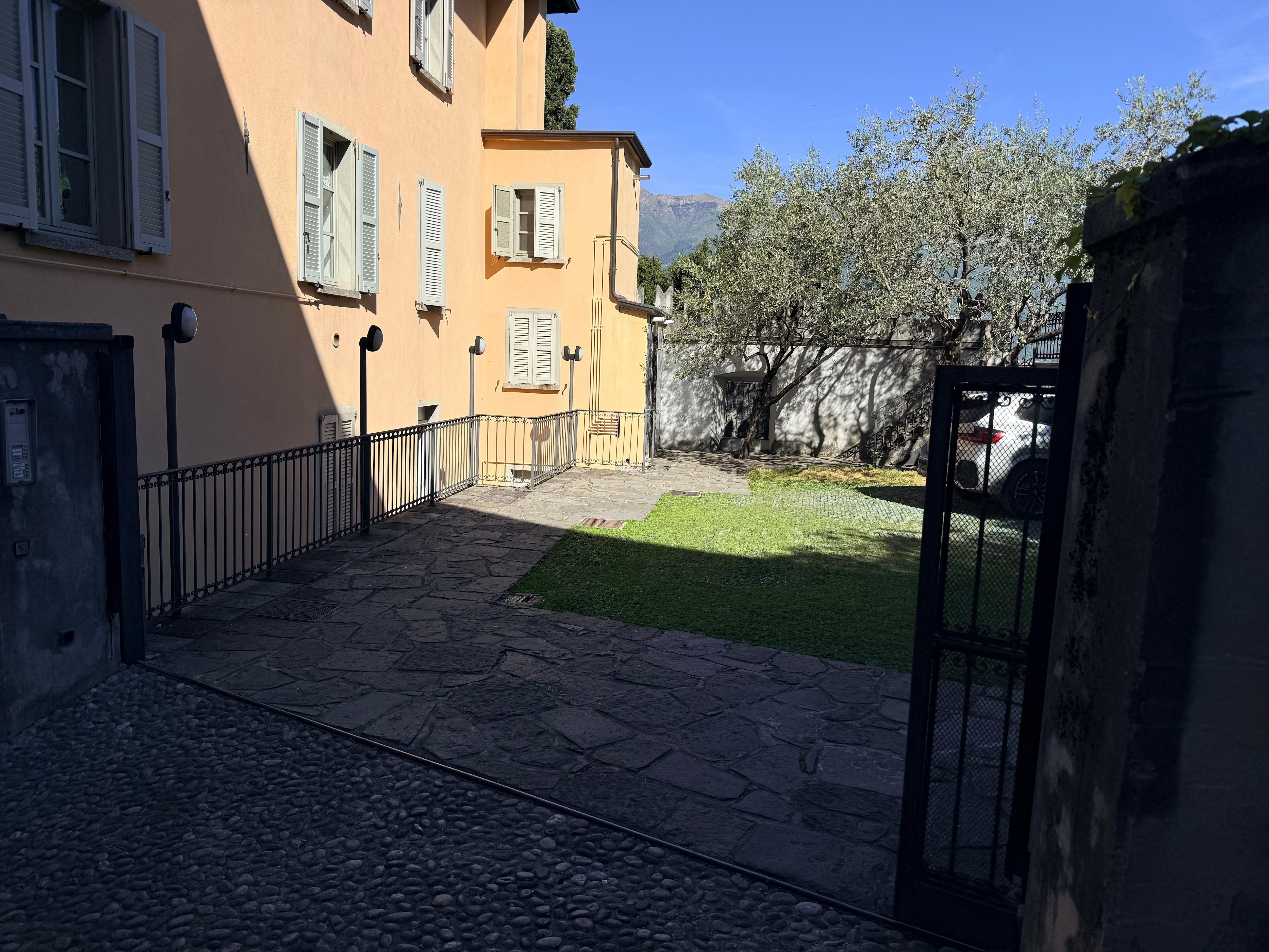 아파트 입구 문