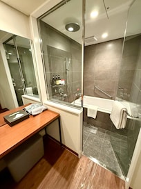 豪華雙床房的浴室淋浴間/浴缸、化妝台