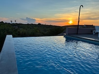 Pool bei Sonnenuntergang.